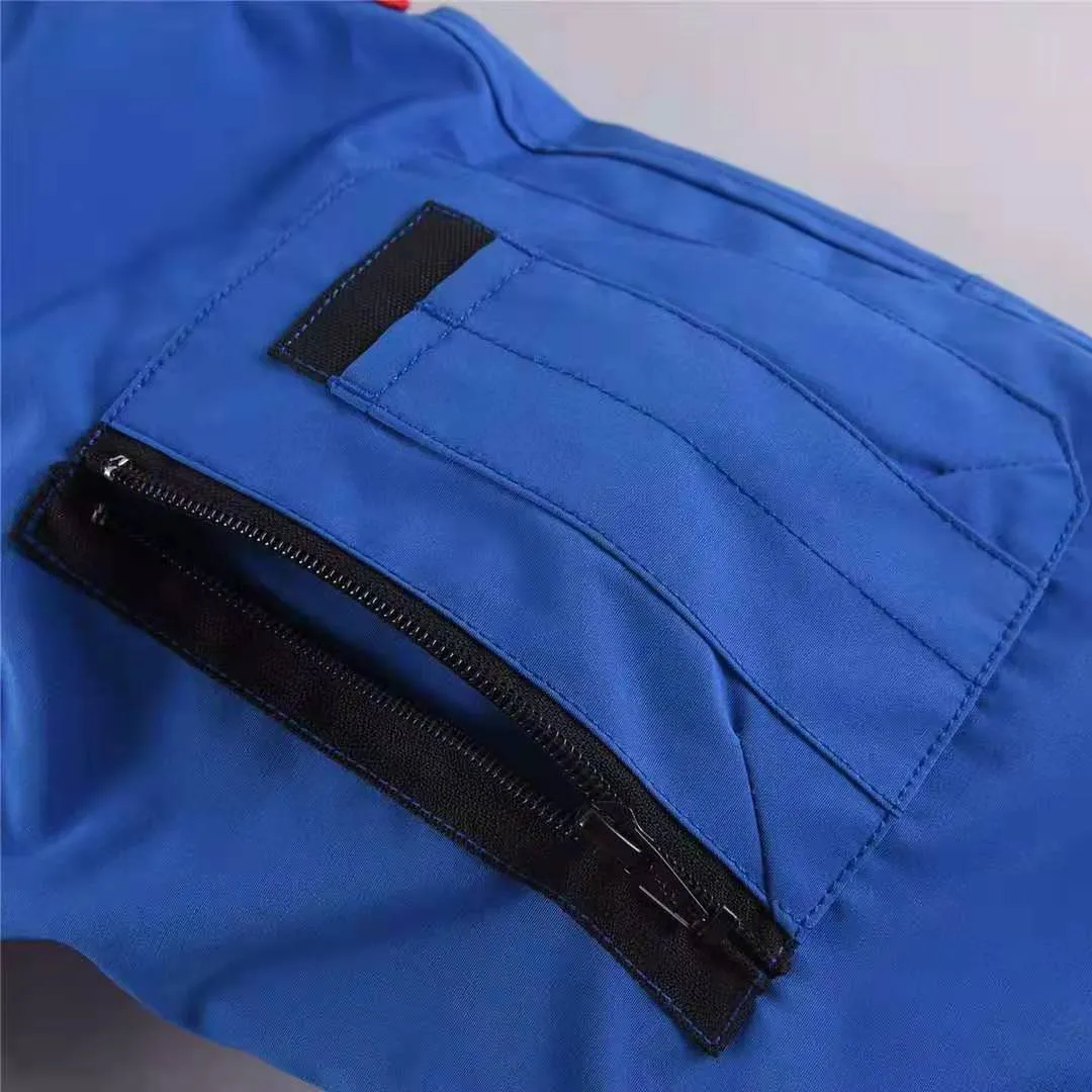 P780 with dust bag) Canada Goose Canada Goose #Chilliwack 7999M bomber jacket short down jacket ➖ Genuine synchronous anti-counterfeiting chip sensor! ➖ Imported 21-count polyester-cotton blended original fabric [last year’s 16-count/18-count hard fabrics have been completely eliminated, this year all use 21-count genuine synchronous fabrics, the soft mid-strap feels delicate and textured], genuine synchronous Feather-Light 10D waterproof coating fabric, made of 84.5 polyester fiber and 15.5 cotton, 100% the best feel in the entire network! ➖ The genuine official website is synchronized with the national standard 80 white duck down, you can check the official website customer service, there will never be a series of misleading claims such as 90 down or goose down! ➖ Using the best nylon lining with double double-layer sealing design, velvet-proof No. 7 needle + grid-filled down ready-made garments, there is 100% no so-called velvet running! ➖ The cuffs are designed with thickened seamless threads, and the collar and pockets are lined with top-quality polar fleece to keep you warm and comfortable! ➖ Yoshida YKK provides original custom-made electroplated sliders. YKK two-way lockable zippers are tight and smooth and will not peel off paint! ➖ 3M composite guarantees that the Velcro is the same as the original, durable, and all accessories and hardware are custom-made! ➖ Imported BEHRINGER embroidery machine to customize the 10,000-needle embroidery logo, 98% of which can be reproduced to restore the original logo. You can check and compare on the official website! 01 models for men and women SIZE: XS S M L XL XXL